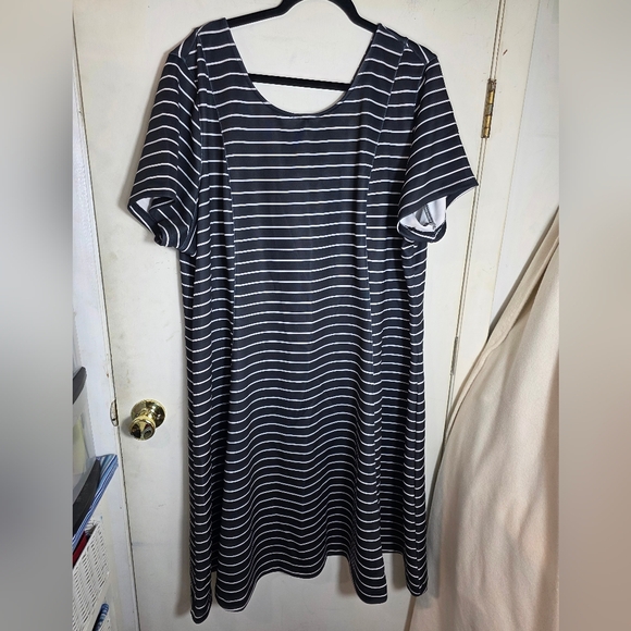 Lane Bryant Dresses & Skirts - NWT Lane Bryant Black White Stripe Short Sleeve Plus Size 28 Dress